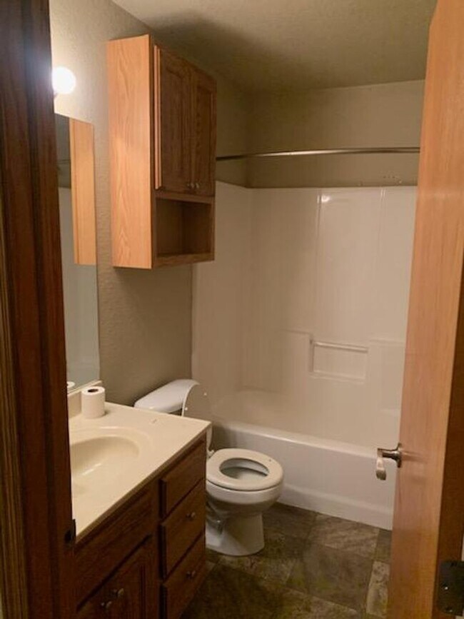 Foto del edificio - $1700 - 3 Bedroom, 2 Bathroom Townhome - Garage and Large Yard!