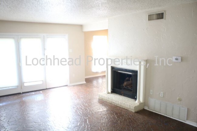 Building Photo - Beautiful White Rock West Condo!