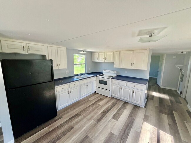 Foto del edificio - Newly Remodeled 2BR/1BA Auburndale Mobile ...