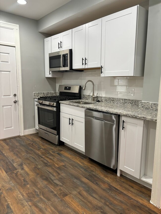 Building Photo - Beautifully Remodeled 2BR Home with Den an...