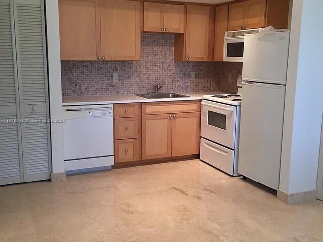 Building Photo - 2630 SW 28th St