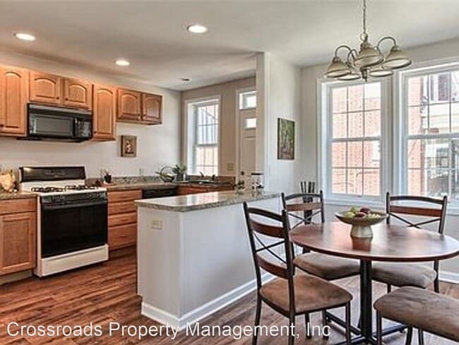 Building Photo - 3 br, 1 bath House - 573 New Holland Avenue