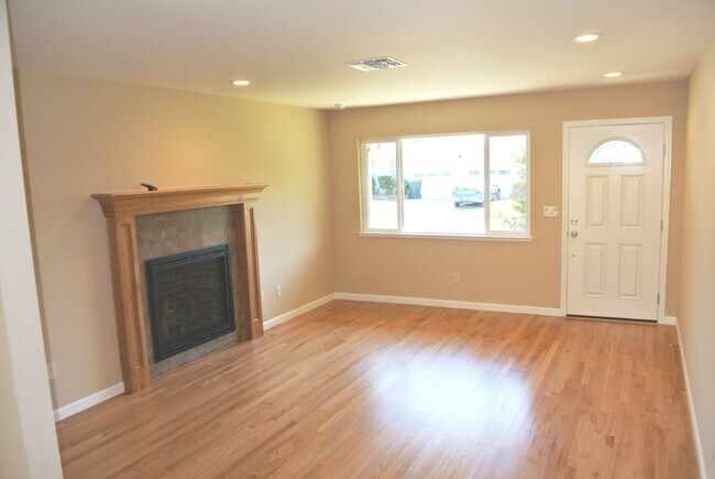 Building Photo - 3131 Cottage Park Ave