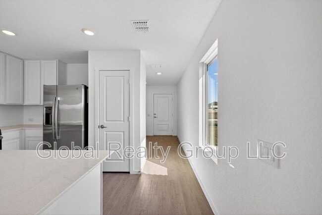 Foto del edificio - 10647 Nye St