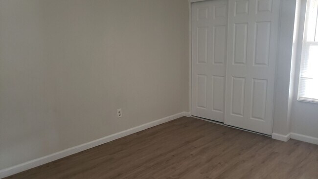 Foto del edificio - 3 Bedroom 2 Bathroom Town-home in Central ...