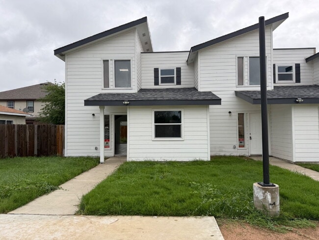 Building Photo - Beautiful 3 bed/3 bath Available in North East San Antonio