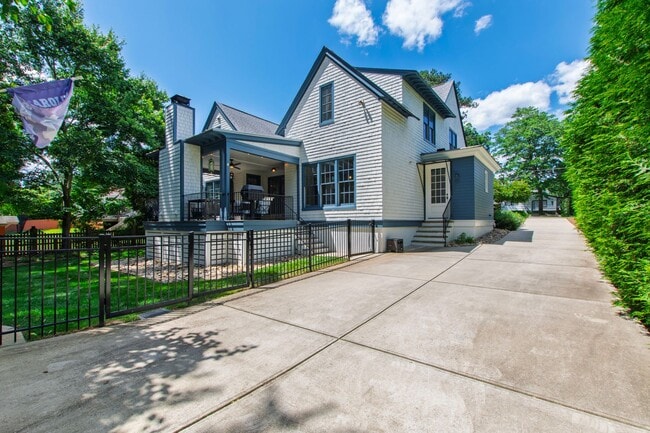 Building Photo - Custom Built 4BD, 4BA Home with Bonus Room...