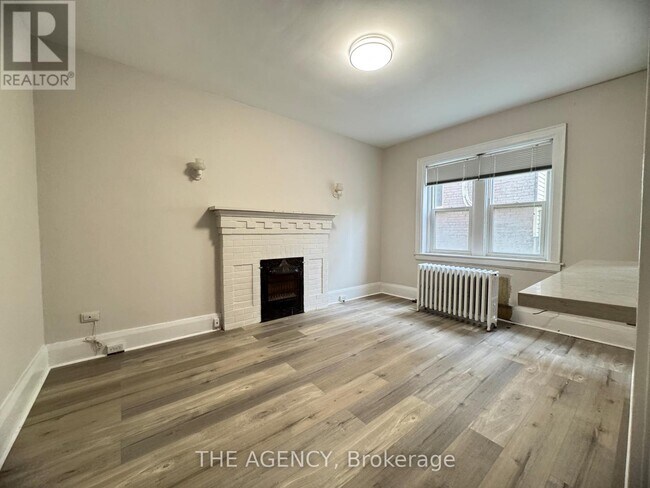 Photo du bâtiment - 846-846 Broadview Ave