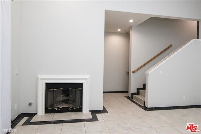 Building Photo - 2 br, 3 bath Townhome - 8007 Hannum Ave