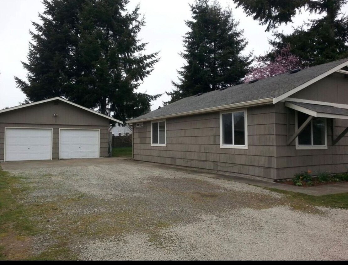 Primary Photo - Large 2-bedroom house with large detached ...
