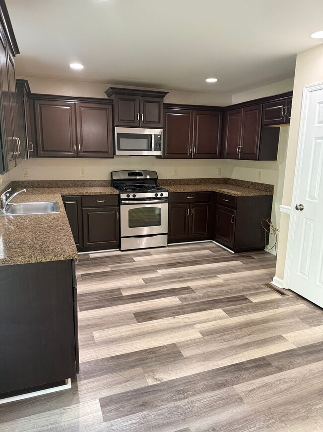 Foto del edificio - THREE BEDROOM/2.5 BATH Detached Home w TWO...