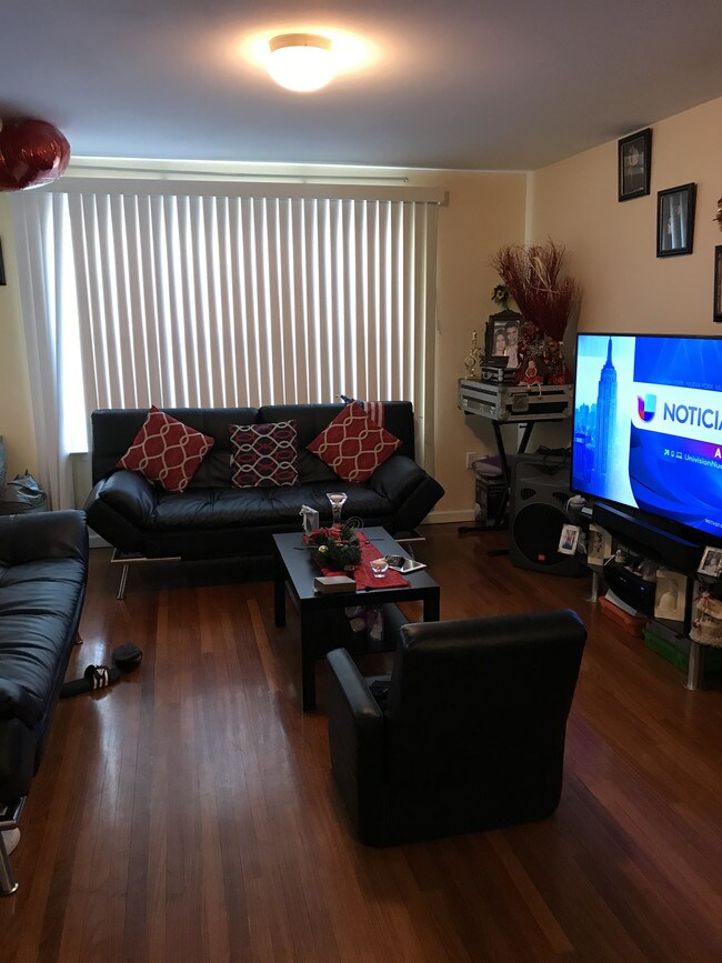 Building Photo - 652 4th St