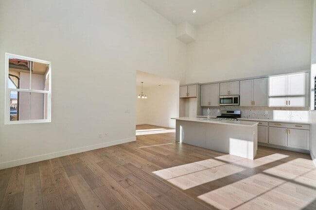 Building Photo - Desert Color Townhome!