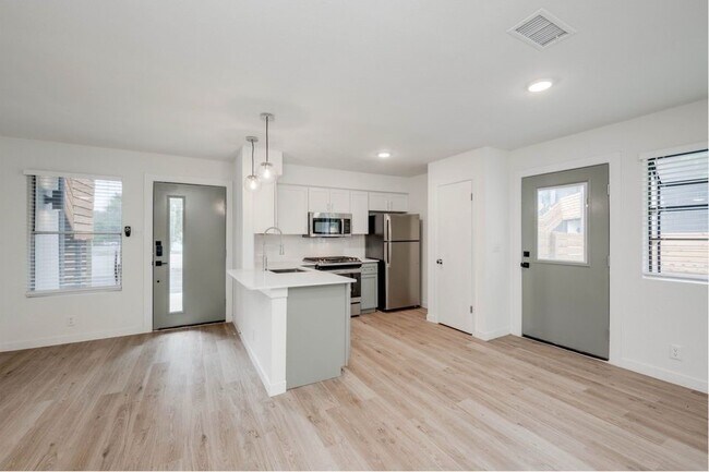 Building Photo - 5704 Cougar Dr