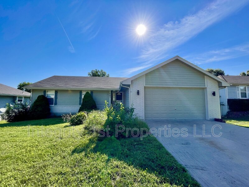 Foto principal - 905 SW Foxtail Dr