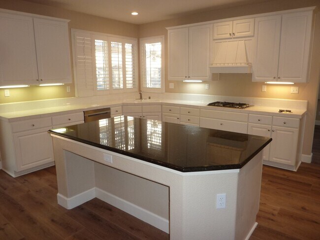 Foto del edificio - Stunning Single-Family House with a Backyard Oasis in a exclusive Gated Community of Serrano