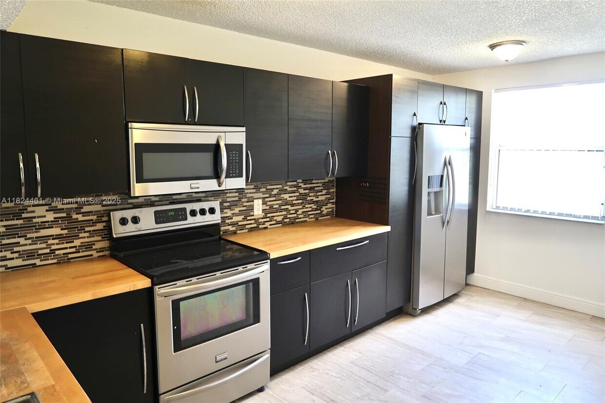 Foto principal - 8801 Wiles Rd
