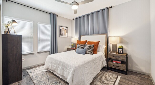 Building Photo - 8877 Lakes at 610 Dr