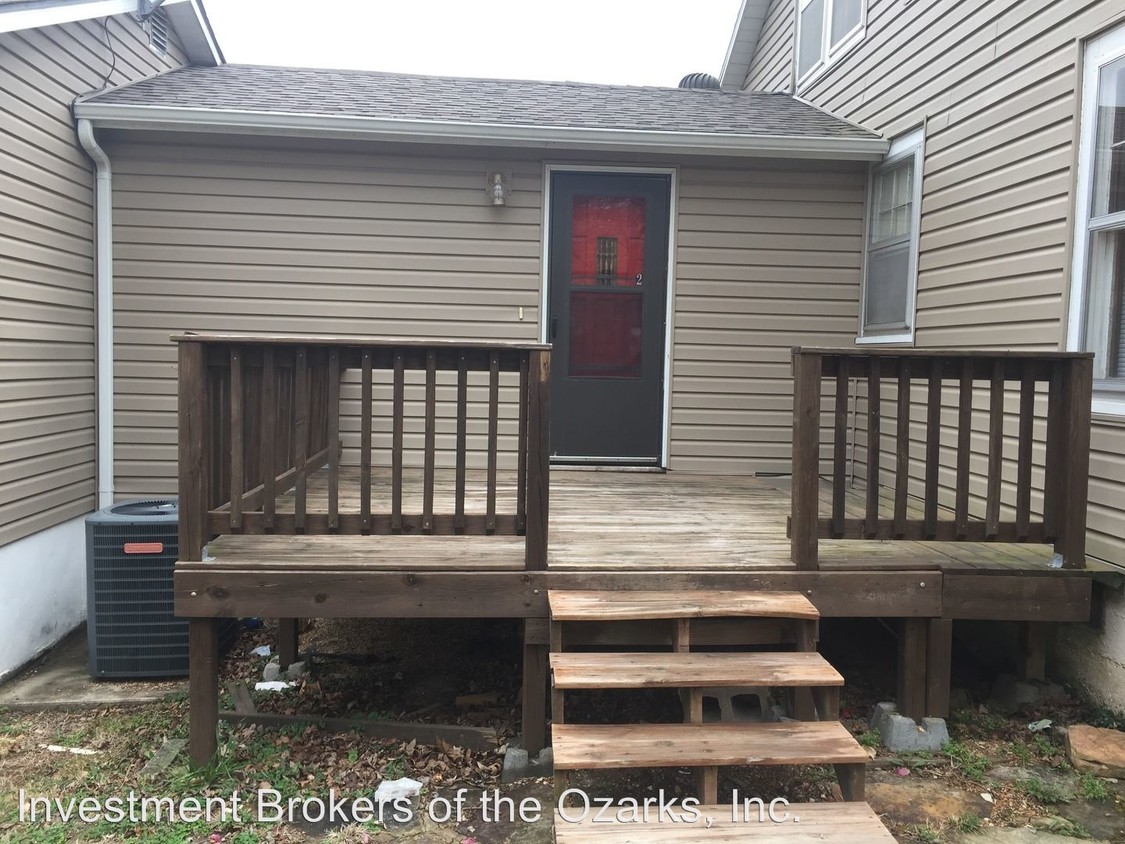 Primary Photo - 505 W College St