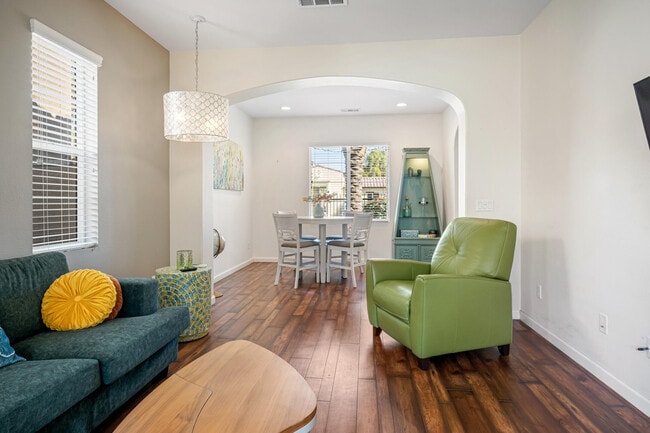 Building Photo - 520 Calle Vibrante