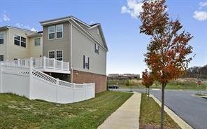 Building Photo - Beaufiful 3BR 2.5BA end unit town home wit...