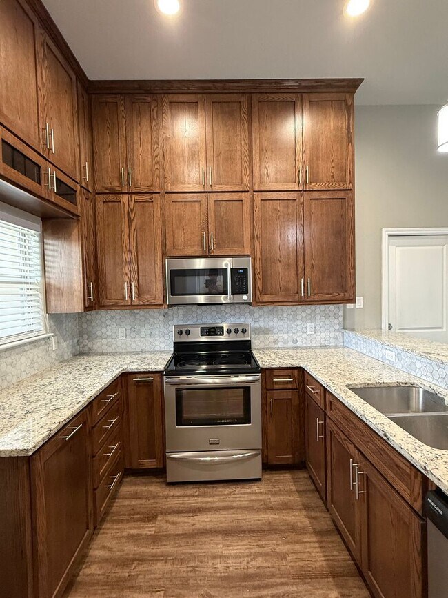 Foto del edificio - 3 bed 2 bath with Garage and fenced in back yard