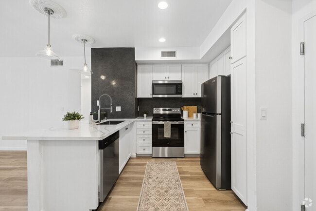 2BR, 2BA - 1,112SF - Kitchen - Cahuenga Place