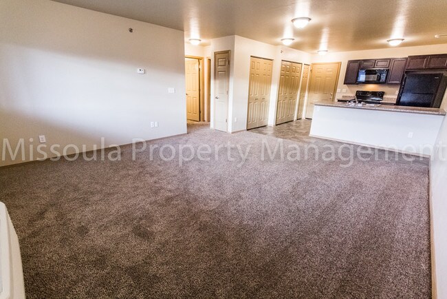 Building Photo - Top Floor 2 Bed with Balcony and Storage!