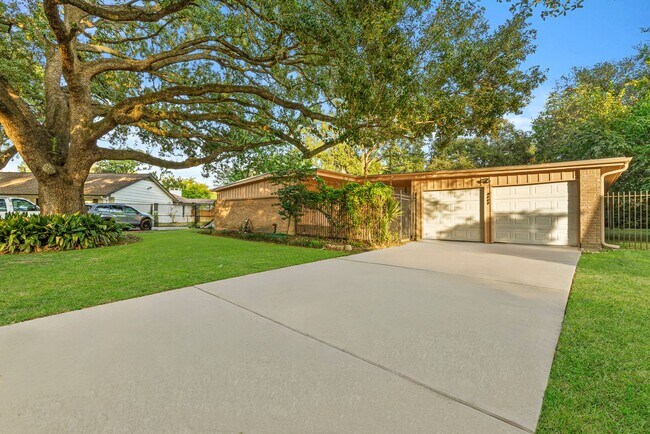 Building Photo - Charming Home with Expansive Backyard on a...
