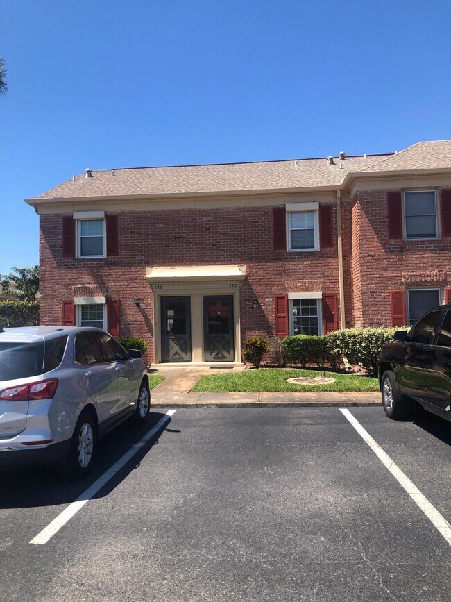 Building Photo - 120 E Colonial Ct
