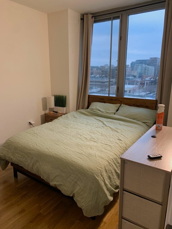 Bedroom - 659 W Randolph St