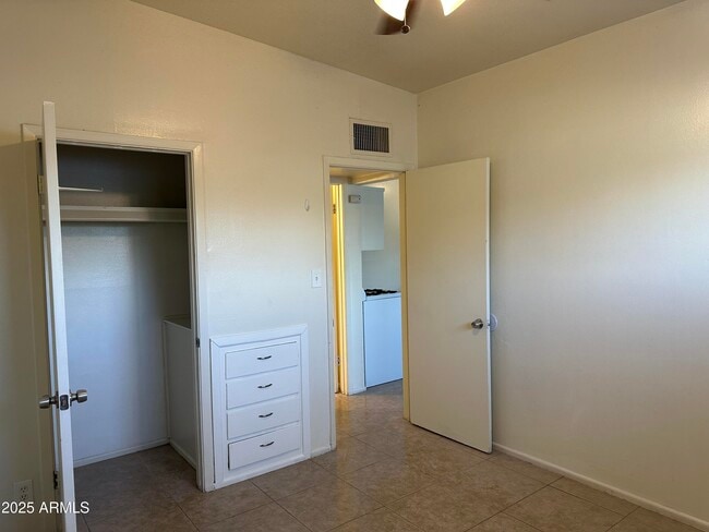 Building Photo - 903 S Mariana St