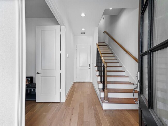 Foto del edificio - 3411 Timbergrove Heights St.