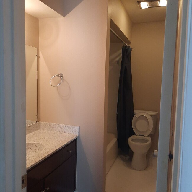 Foto del edificio - 2 bdrm 2 bath apt.