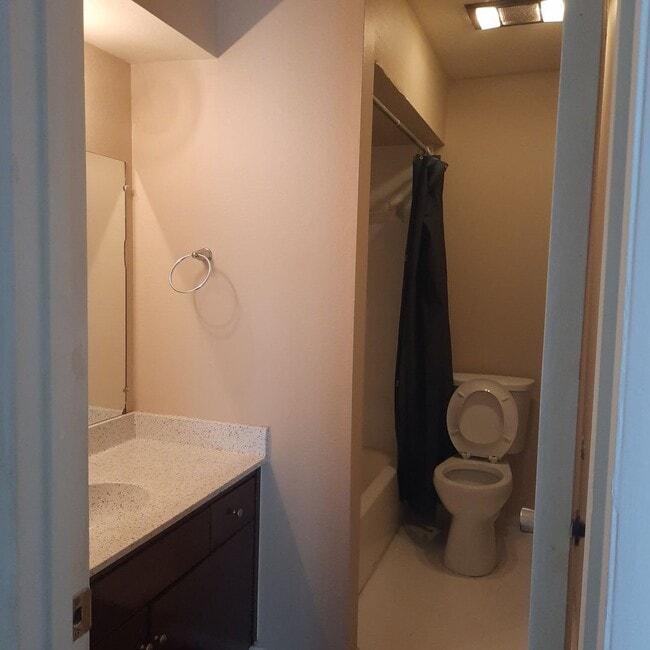 Building Photo - 2 bdrm 2 bath apt.