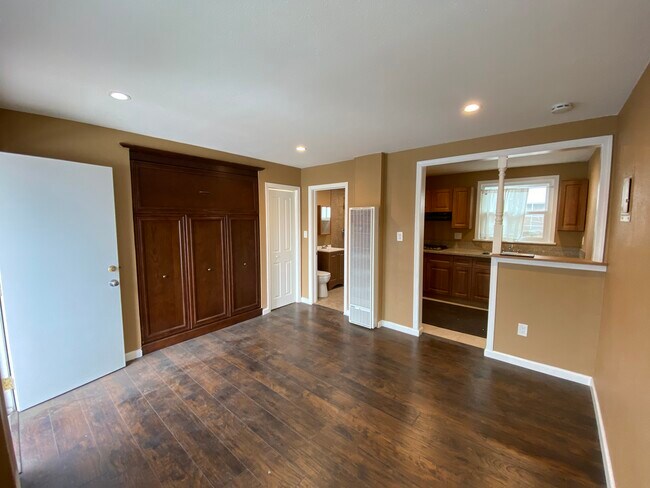 Building Photo - 10455 Ilex Ave