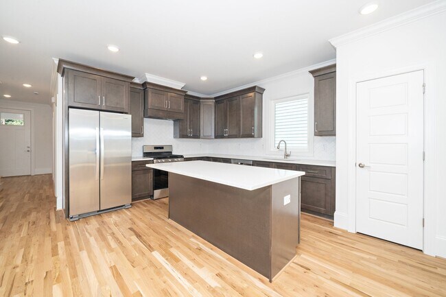 Building Photo - 1725 Crest Rd