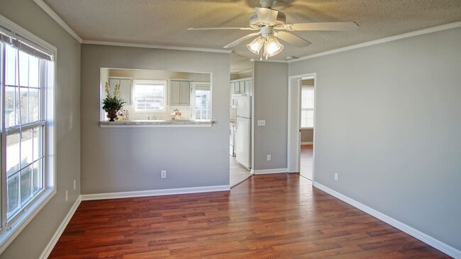 Foto del edificio - 3 Bed 2 Bath home with pool and lawncare included for $1850!!!