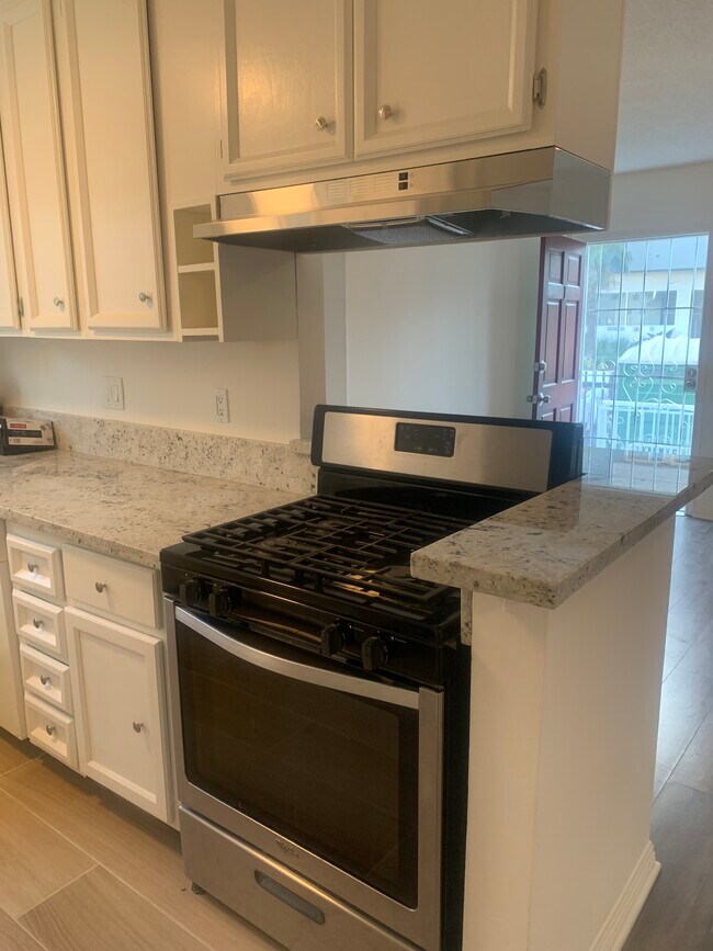 Kitchen - 1812 N Mariposa Ave