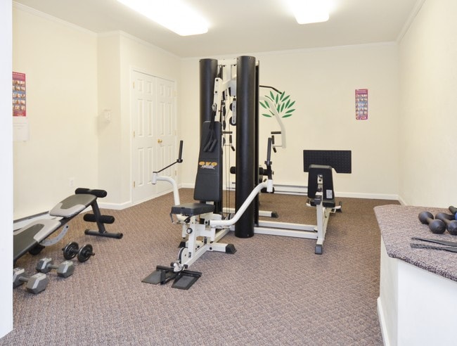 Fitness Center - Rolling Glen Townhomes and Apartments