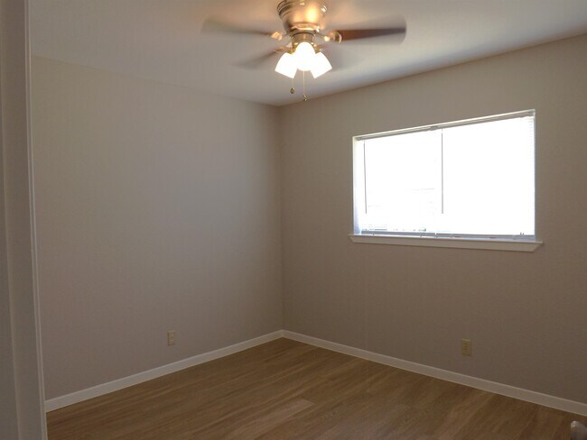 Building Photo - 1211 Mulberry Dr