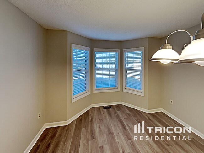 Foto del edificio - 2711 Candler Ct