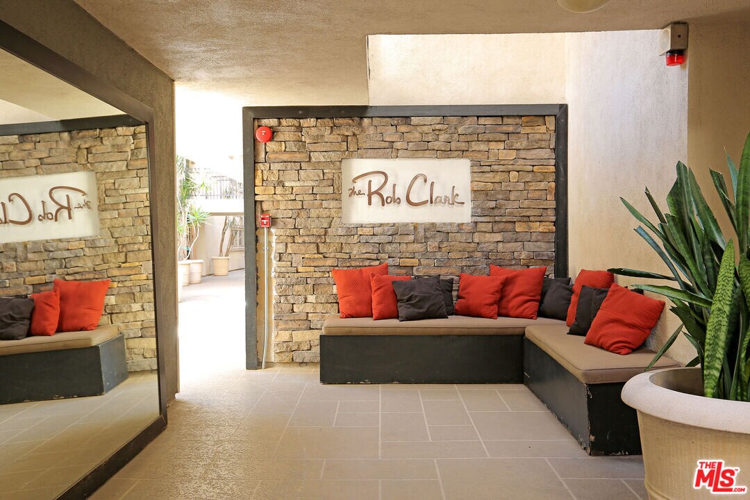 Foto principal - 141 S Clark Dr