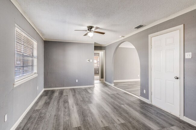 Foto del edificio - Spacious 4 Bed, 2 Bath Single-Story Gem in Dallas' Pleasant Grove – Move-In Ready and Available Now!