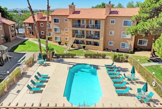 Building Photo - Royal Palms