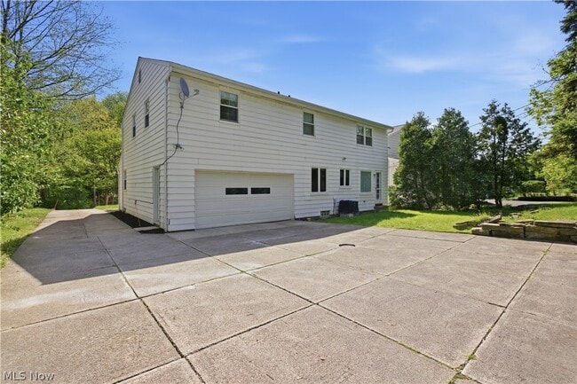 Foto del edificio - 2056 Laurel Hill Dr