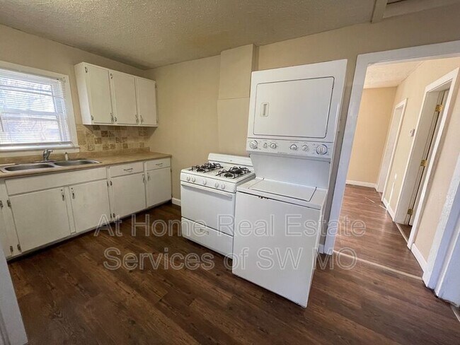 Building Photo - 515 E Chase St