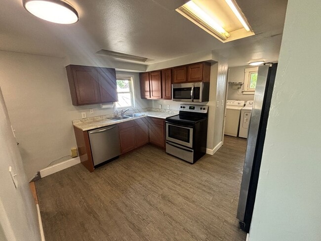 Building Photo - Upper 2 Bedroom Unit of Duplex