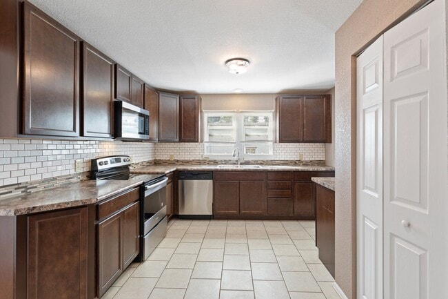 Foto del edificio - Fantastic Downtown Home! Near Olympic Trai...