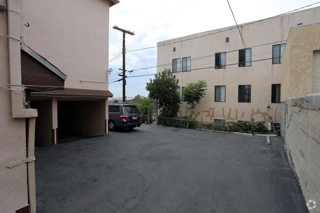 Building Photo - 325 N Mariposa Ave